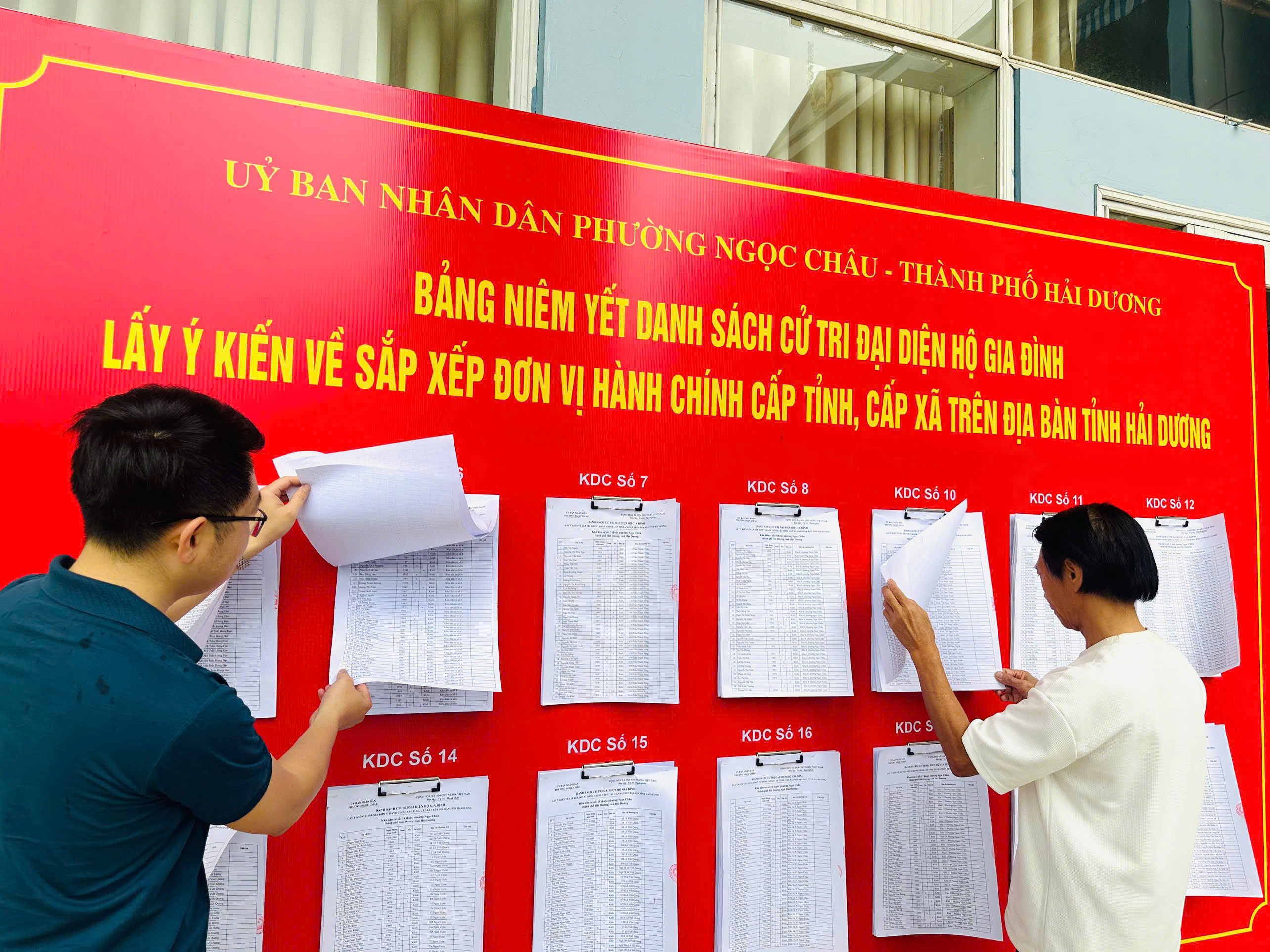Anh niêm yết DS cư tri 1.jpg